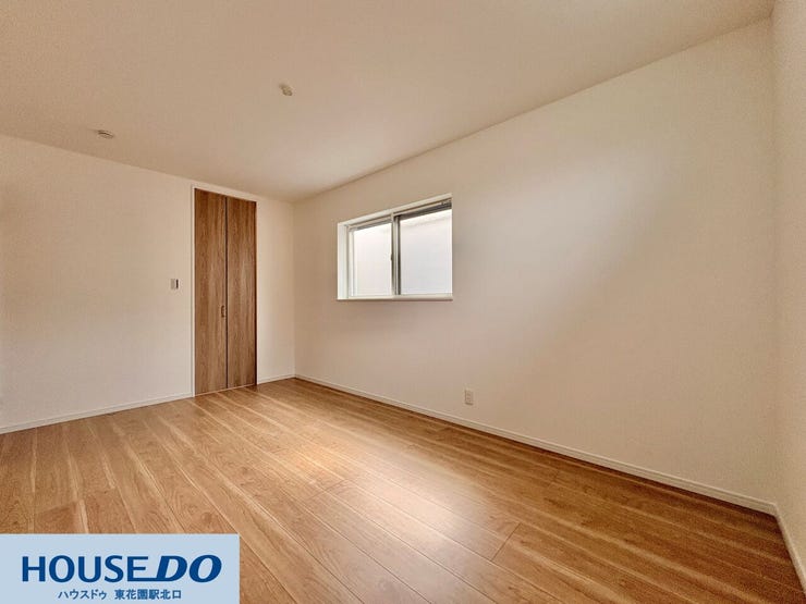 木のぬくもりを感じる明るいフローリングが、室内に柔らかな光を広げます♪壁一面をシンプルに仕上げているため、お好みの家具を配置しやすく、落ち着いて過ごせるプライベート空間です!!