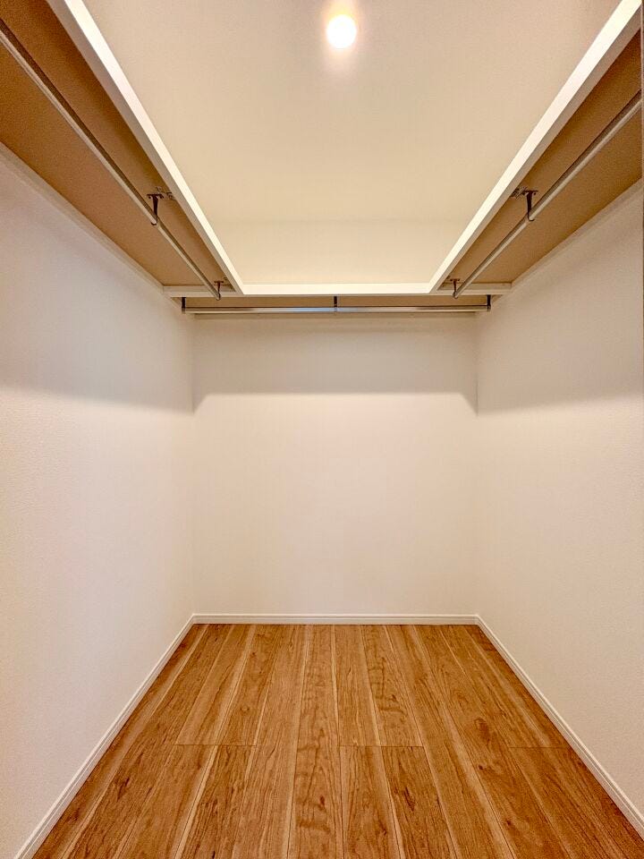 コの字型にハンガーパイプを巡らせた、効率的な収納設計です!上部の棚板も活用すれば、季節物の家電やスーツケースなど、かさばる荷物も足元を塞がずにすっきりと片付きます♪