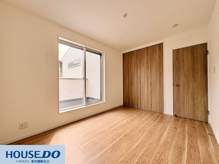 建具の色味を統一することで、室内全体にまとまりのある印象を与えています!壁に埋め込まれたような大容量のクローゼットは、居住スペースを圧迫せず、お部屋を広く使える構造です♪