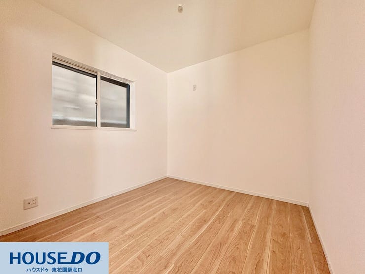 白を基調とした壁に、温かみのある木目調のフローリングを組み合わせました!窓からは光が程よく入り、日中は照明なしでも心地よく過ごせます♪デスクを置いてリモートワークや趣味の空間にするのに適しています!