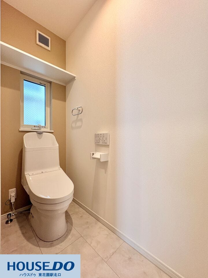 手洗い一体型の多機能トイレを採用し、限られたスペースを有効活用♪壁面にはストックの保管に便利な吊戸棚を設置しました!毎日使う場所だからこそ、掃除のしやすさと利便性を重視しています♪