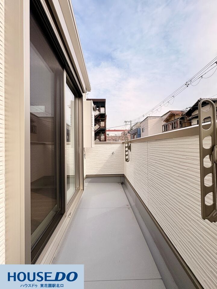 奥行きのあるバルコニーには、高さを調節できる物干し金物を完備♪洗濯物が多い日もしっかりと干すことができます!周囲に高い建物が隣接していないため、空を広く感じながら一息つくのにも良い場所です!