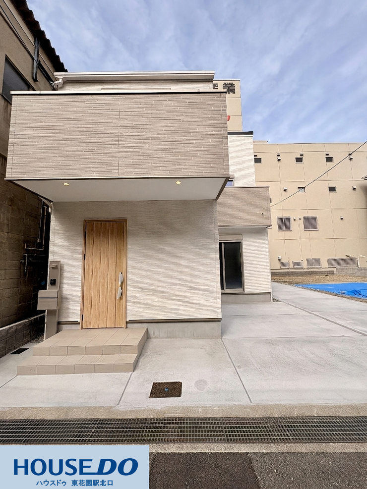 淡いベージュのタイルを基調とした、落ち着きのある外観♪玄関前には屋根があり、雨の日の出入りもスマートです!前面道路からフラットに続くコンクリート敷きのスペースは、手入れがしやすく清潔感を保てます♪