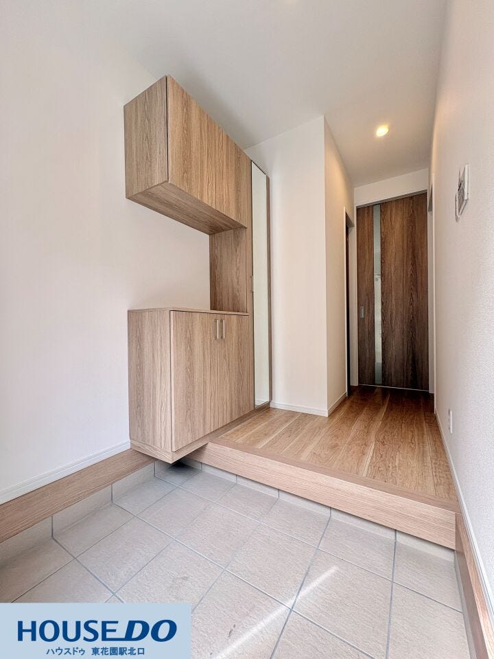 上下に分かれたシューズボックスは、家族全員の靴をすっきりと整理できます!中央のカウンター部分には鍵や小物を置くことができ、外出時もスムーズ♪姿見付きの扉で、玄関先での身だしなみチェックも容易です!!