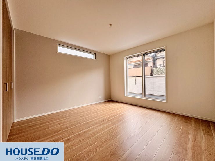 高い位置に設けた窓が、プライバシーを守りつつ、光を届けます♪大容量のクローゼットを備えており、衣類や季節物もまとめて収納可能!アクセントクロスが落ち着いた雰囲気を演出し、休息にふさわしい空間です!