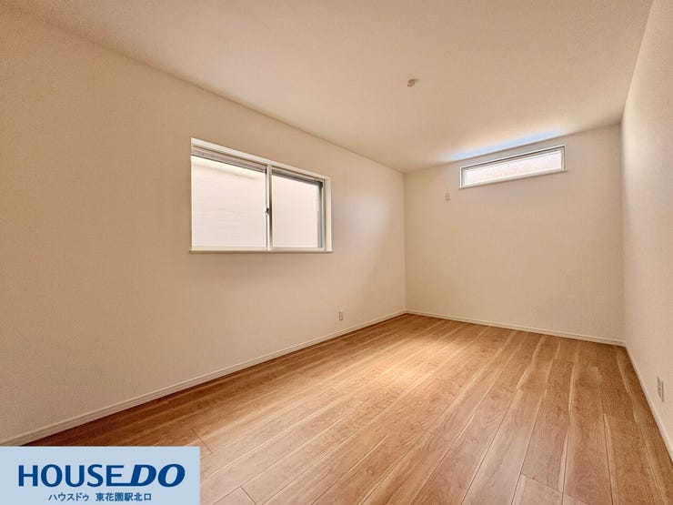 高さを変えた2つの窓から光が入り、日中も明るい空間です♪壁面が広く確保されているため、背の高い本棚やデスクなどの家具もレイアウトしやすく、趣味の部屋や仕事部屋としても重宝します!!