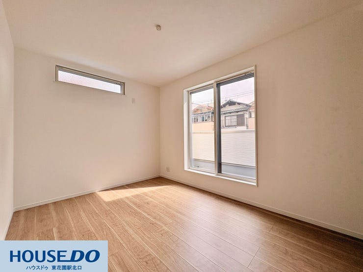 バルコニーへ繋がる大きな窓が開放感をもたらします!木目調のフロアが外からの光を柔らかく反射し、部屋全体を明るい印象に♪朝の目覚めから日中のひとときまで、心地よく過ごせるお部屋です!!