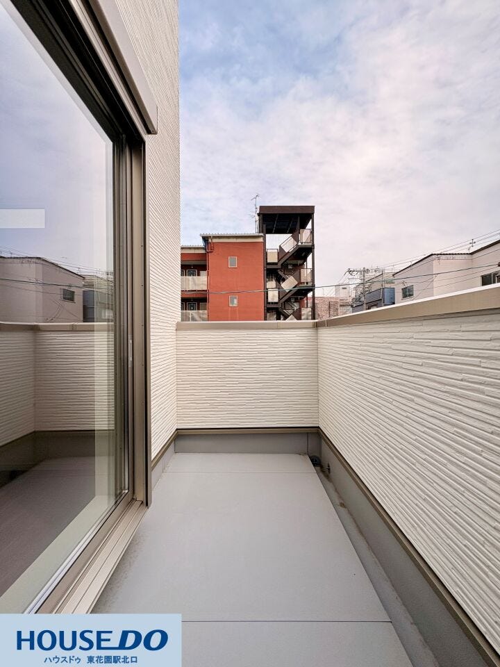 空を広く見渡せる奥行きのあるバルコニーです!洗濯物を干す十分なスペースがあるのはもちろん、椅子を置いて外の空気を吸いながら一息つくなど、家事の合間にリフレッシュできる場所になります♪♪