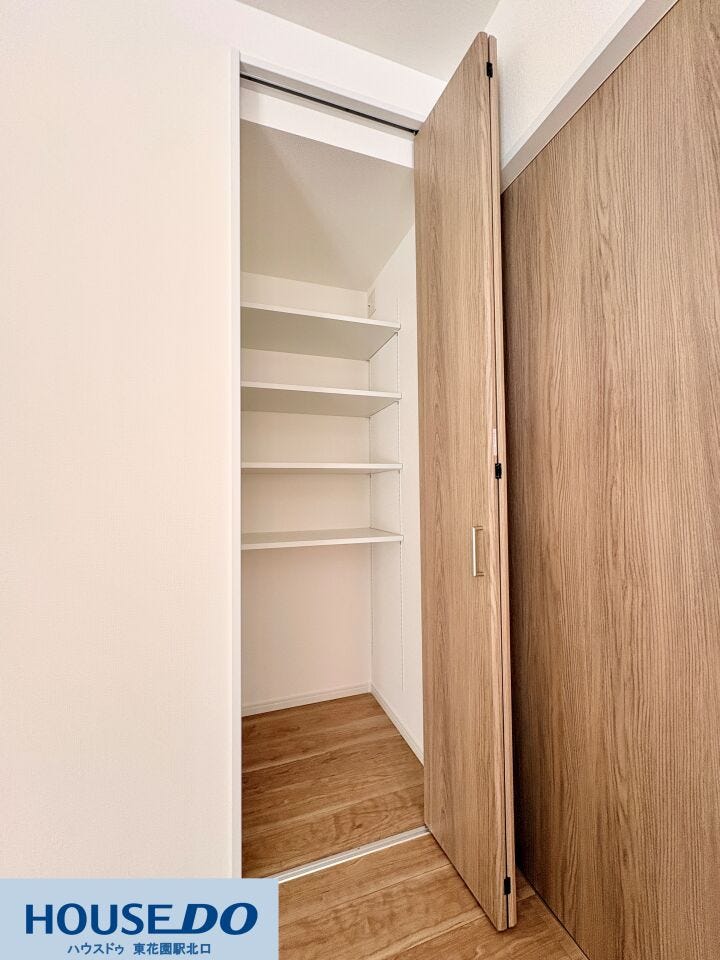 可動棚付きの収納スペースは、荷物の大きさに合わせて高さを細かく調整できます!!衣類だけでなく、掃除用具や季節家電などもすっきり収まり、お部屋の居住スペースを広く保つことが可能です♪