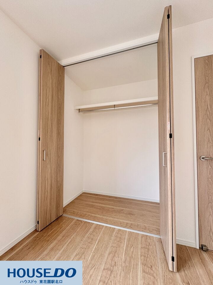 天井まで高さのあるクローゼット!折れ戸を開ければ、中を一目で見渡せます♪枕棚とハンガーパイプが付いており、衣類を効率よく収納!日々の身支度もスムーズに整い、生活空間をすっきりと保てます♪