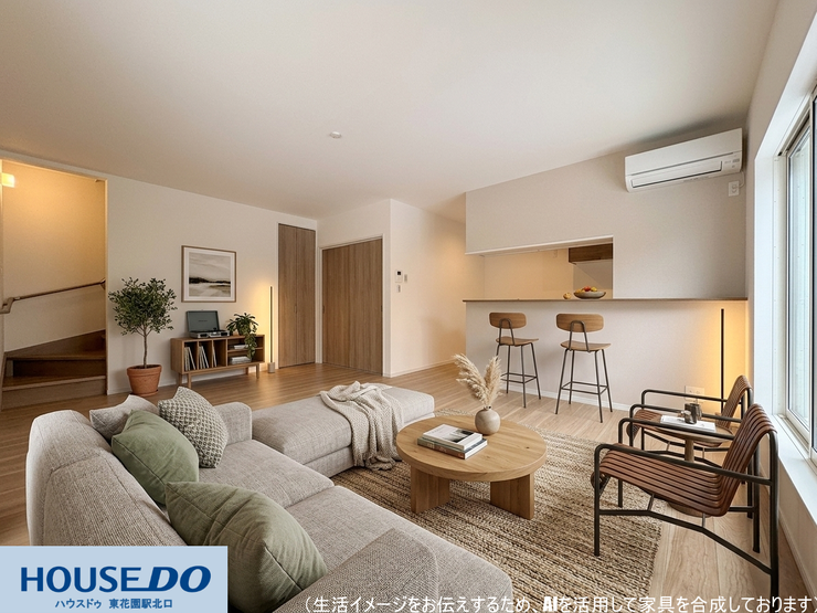 【リビング】
木目調のフロアと白壁が調和した、開放感のあるリビング♪階段や収納、隣接する洋室への動線がスムーズで、日常の移動もスムーズです!対面式キッチンからは、部屋全体を見渡しながら家事が進められます!