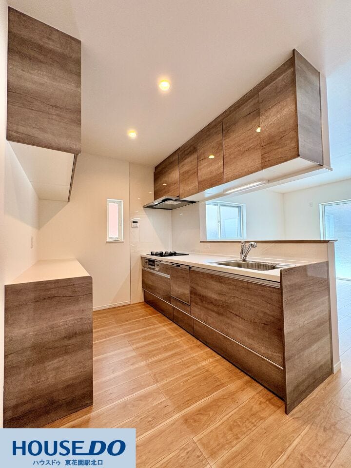 深みのある木目調のデザインが施されたシステムキッチン♪上下に豊富な収納を備え、調理器具や食器もすっきり収まります!三口コンロと広い作業スペースがあり、日々の食事作りを効率よく行える設計です!