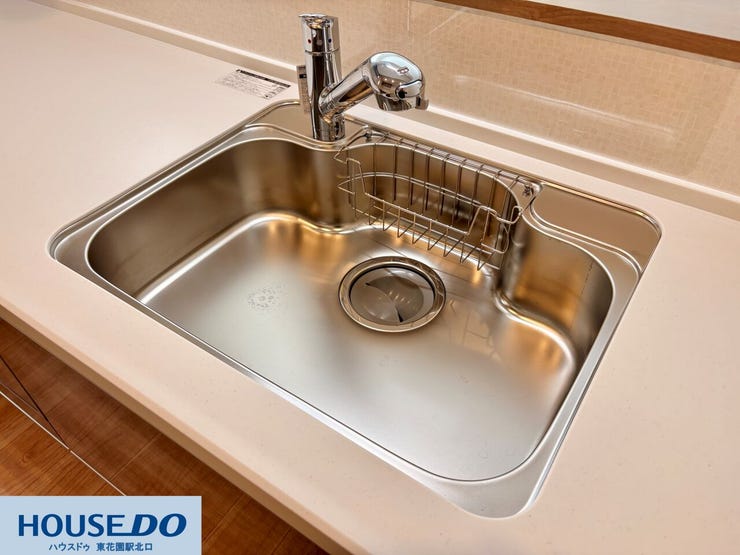 お手入れのしやすいステンレス製ワイドシンク!大きな鍋も余裕を持って洗える広さがあり、水仕事のストレスを軽減します♪浄水器一体型の水栓や、スポンジ等を置けるバスケットも備わった実用的な仕様です!!