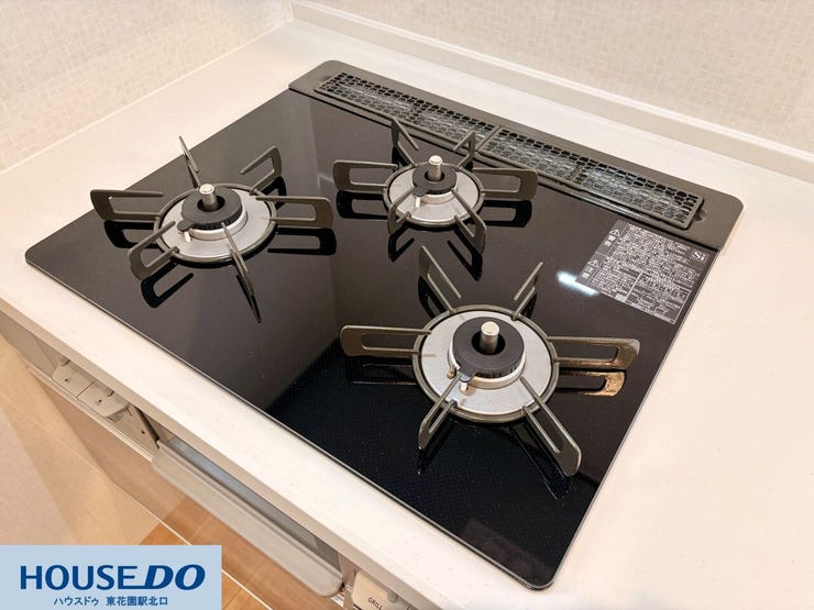 フラットなガラスコートトップを採用した3口ガスコンロ♪吹きこぼれもサッと拭くだけでお手入れが完了します!温度調節機能やタイマーを活用すれば、忙しい夕食時も効率よく複数の調理を並行して進められます!!