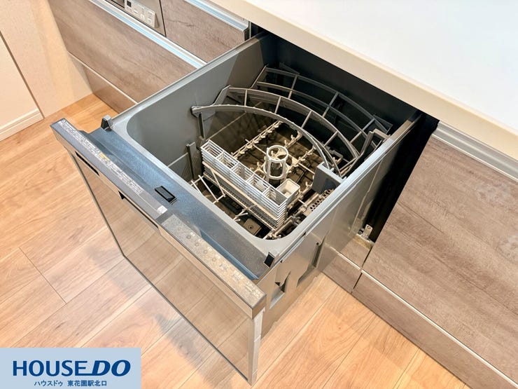 出し入れがスムーズな引き出し型の食器洗い乾燥機を完備♪食後の片付けを機械に任せることで、夜の自由な時間が増えます!手洗いに比べて節水効果も期待でき、家計と環境の両方に配慮した設計が魅力です♪