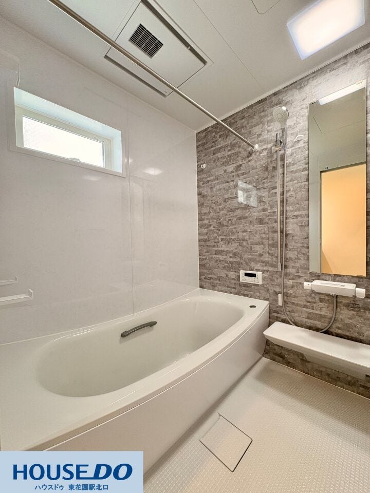 石目調のアクセントパネルが落ち着いた空間を演出♪天候に左右されず洗濯物を乾かせる浴室乾燥機や、冷めにくい保温浴槽など、日々の使い勝手を追求しています!窓からの採光もあり、湿気がこもりにくい設計です!!