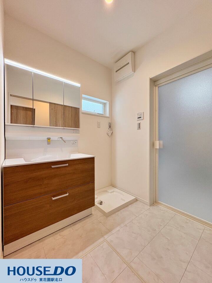 三面鏡の裏側に収納を備えた洗面化粧台は、散らかりがちな小物もスッキリ収まります!洗濯機置き場の上部には換気窓があり、湿気がこもりにくい設計です♪脱衣スペースも確保され、スムーズな動線が整っています!