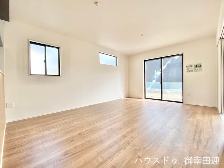 ■安らぎと笑顔の中心地■陽光が優しく降り注ぎ、会話が自然と弾む。ここでは、毎日が特別な時間へと変わります。