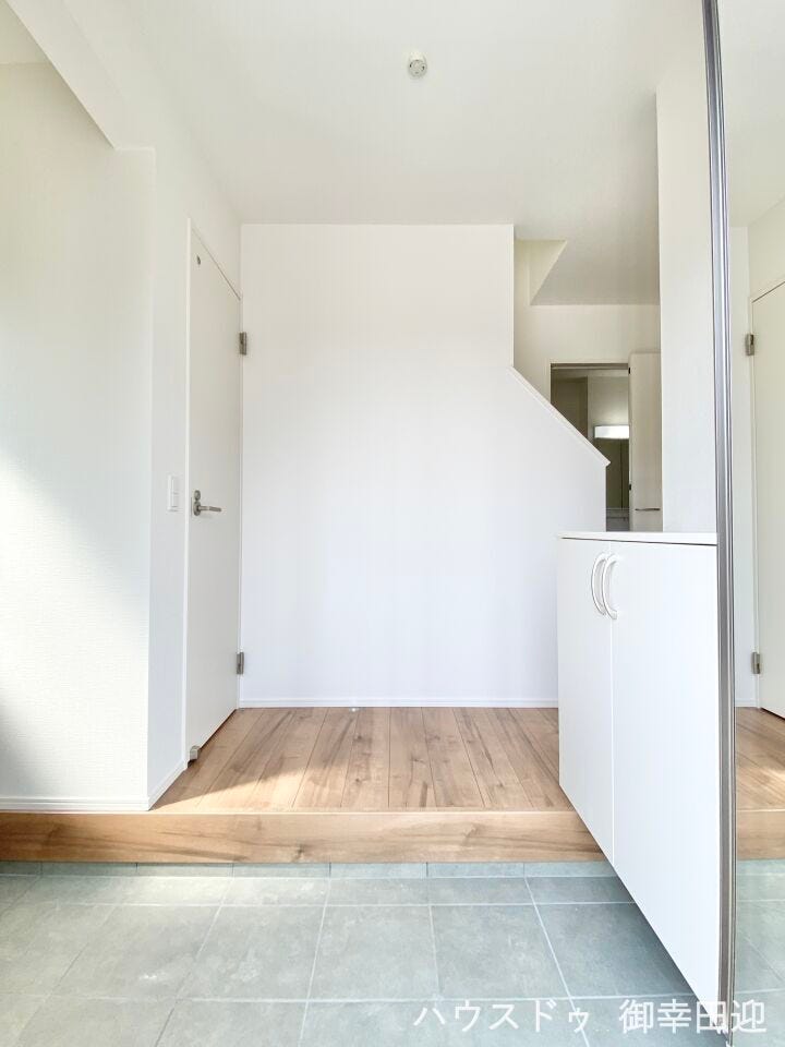 ■「しまう」が叶える美しい玄関■大容量のシューズボックスがあることでいつも整理された、気持ちの良い「家の顔」を保てます。