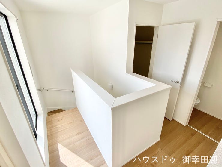 ■暮らしを繋ぐ、明るい動線■採光窓から光が差し込み、足元を優しく照らす。安全で快適な、家族の生活を支える縦の繋がりです。