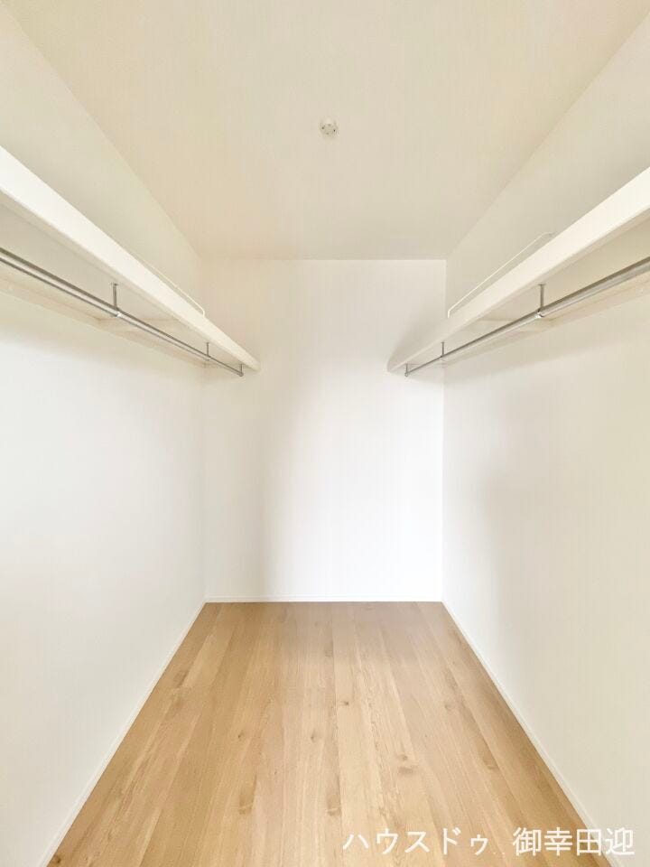 ■2階8.5帖洋室WIC■衣類から小物まで一ヶ所に集約。整理整頓がしやすく、毎日のコーディネートが楽しくなるゆとりの収納です。