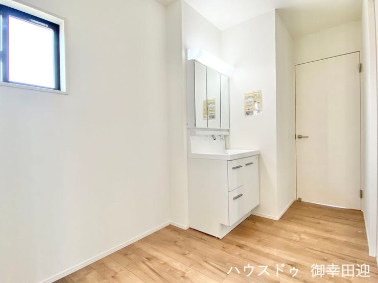 ■清々しいリフレッシュ空間■自分を磨き、気持ちを切り替える。心地よい光が差し込むプライベートスペース。