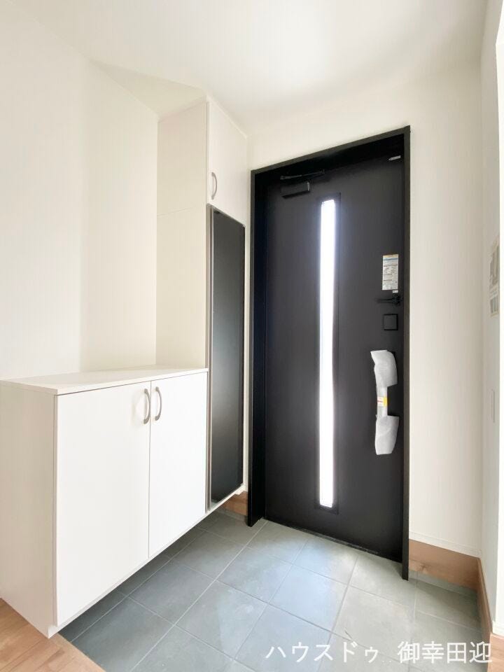 ■「ただいま」の安堵をくれる場所■訪れる人を迎え入れ、帰るたびにホッと一息つける、明るく機能的なエントランス。