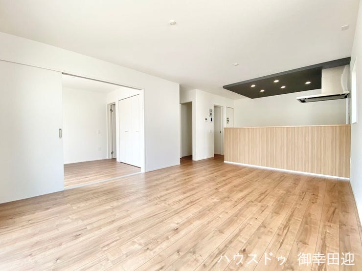 ■安らぎと笑顔の中心地■陽光が優しく降り注ぎ、会話が自然と弾む。ここでは、毎日が特別な時間へと変わります。