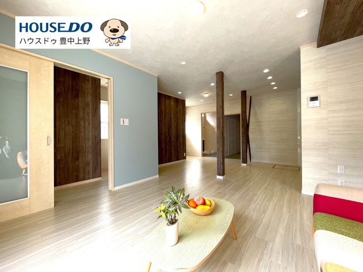 【外観】
【LDK】
約16.7帖の広々LDK!三面採光で室内全体が明るい♪リフォーム済みの室内は清潔感もございます♪