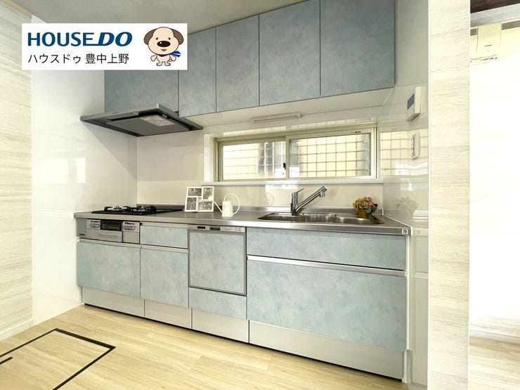 ブルーの清潔感溢れるシステムキッチン!広さも十分確保されていて食洗機も付いています!