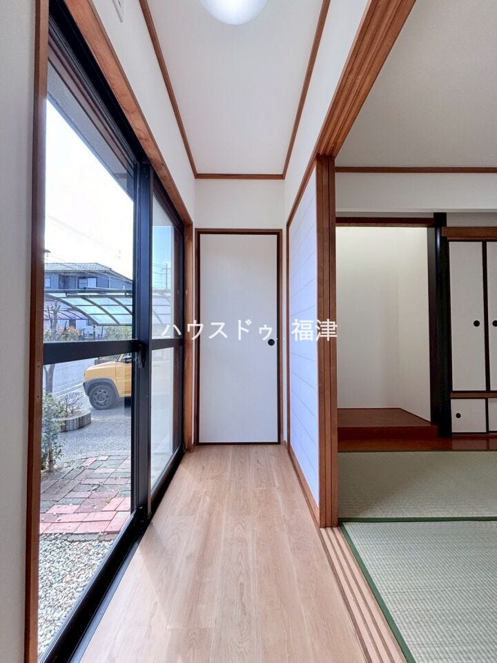 縁側もあります♪
お庭の様子も見えるので、お子様が外で遊んでも安心。
《古賀市久保 中古戸建》