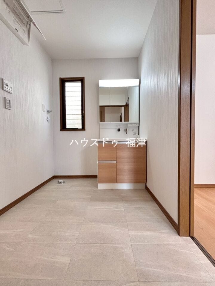 廊下、リビングからアクセスできる洗面室。
洗面台はハイバックタイプを採用
水垢や石鹸カスなどの汚れが溜まりにくく、
お手入れも容易です♪
《古賀市久保 中古戸建》