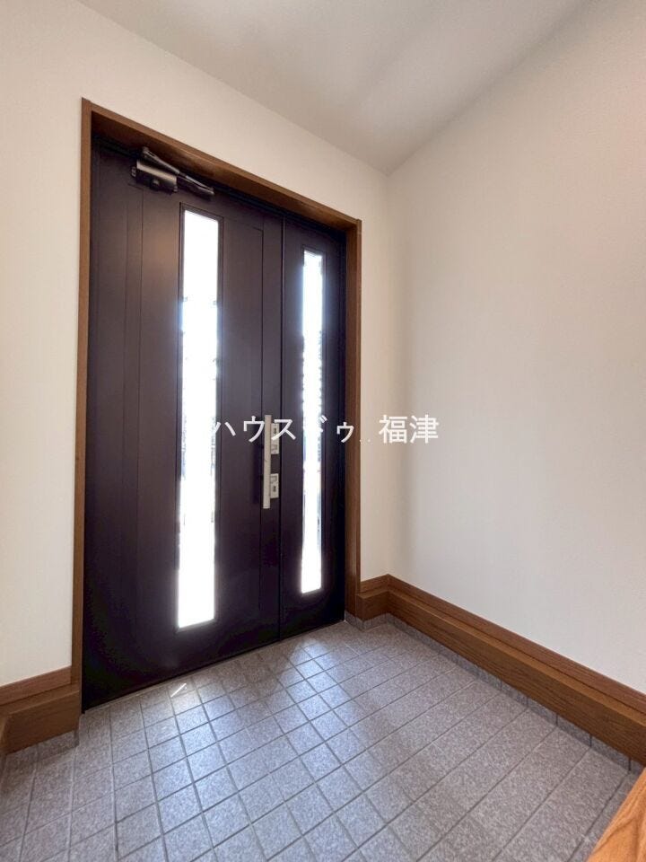 広々とした玄関スペース。
シューズボックスはないため、ご自身の好きなように置けます♪
《古賀市久保 中古戸建》