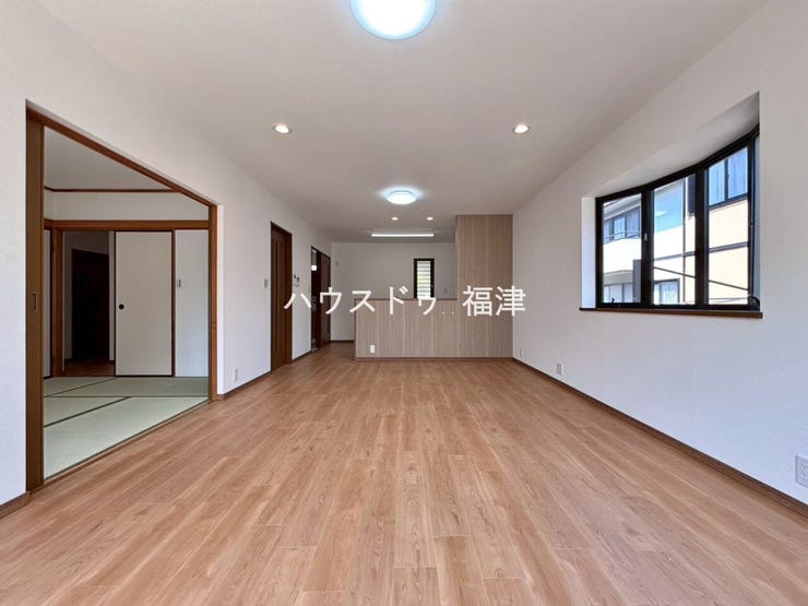 【リビング】
広々としたリビングは、ホワイトと木目調の内装。
落ち着いた雰囲気に包まれて、
ゆったりと家族団らんのひとときを過ごせます♪
《古賀市久保 中古戸建》