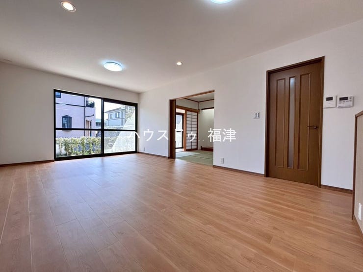 大きな窓から心地よい光が差し込むリビング。
明るい空間で、ご家族との会話も弾みそうですね。
《古賀市久保 中古戸建》