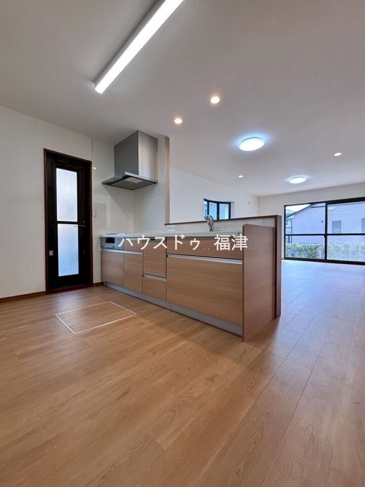 無理のない姿勢でラクラク収納&取り出し。
使いやすさを優先したスライドタイプです♪
静かに閉まるソフトクローズ仕様♪
《古賀市久保 中古戸建》