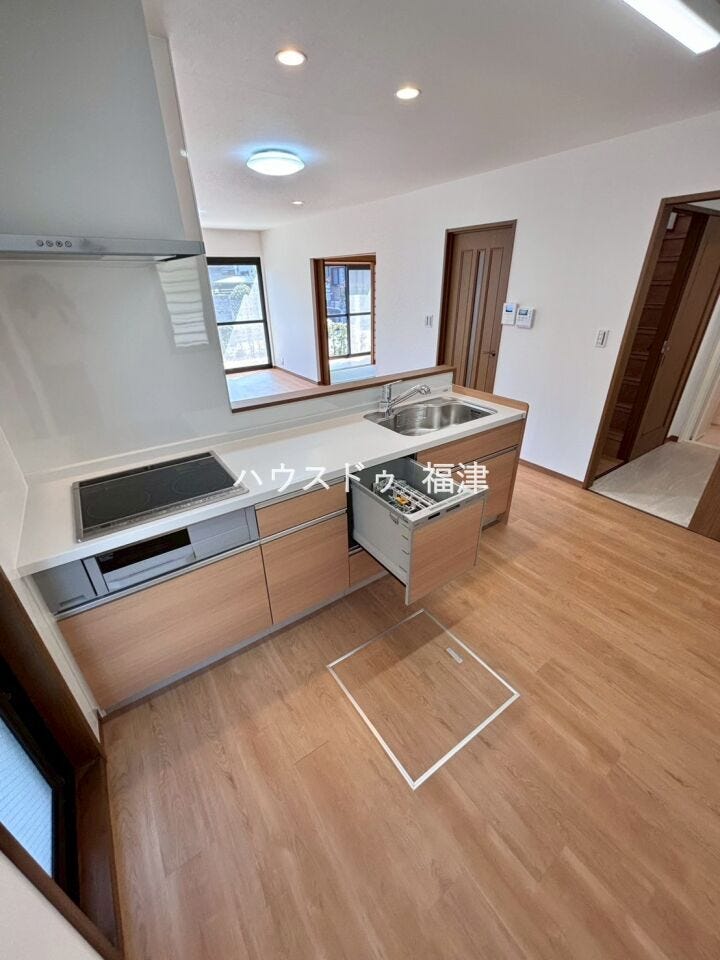 3口コンロや食洗器、勝手口など
家事に役立つアイテム多数!毎日の家事も捗りそうです♪
《古賀市久保 中古戸建》