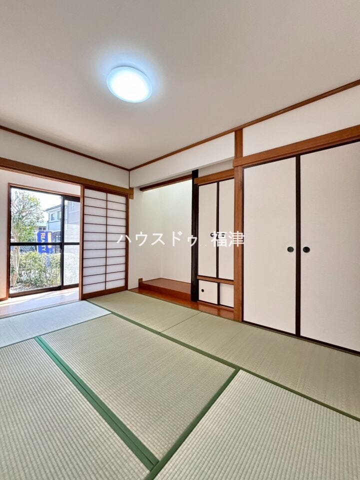玄関近くの便利な独立和室。
リビングを通らず出入りできるため、
お客様対応やお子様の家庭訪問などにも
使いやすいお部屋です。
《古賀市久保 中古戸建》