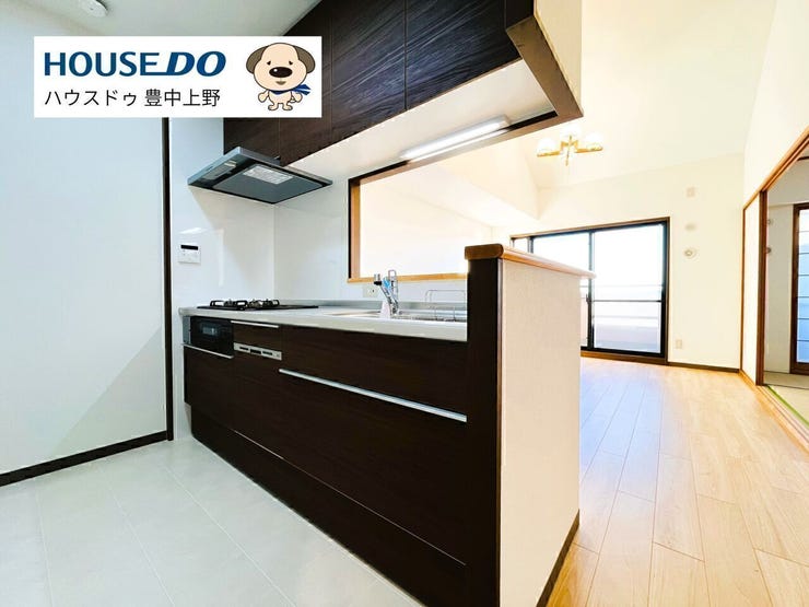 新調されたカウンタータイプのシステムキッチン!作業台の広さもしっかり確保されており、キッチン後ろもゆとりある広さが確保されています!