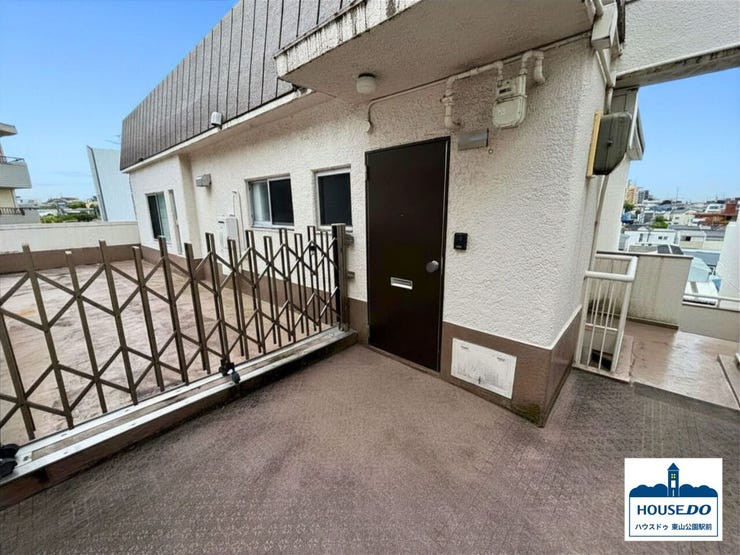 最上階にあるお部屋の入り口は、屋外スペースから出入りするような造りになっています