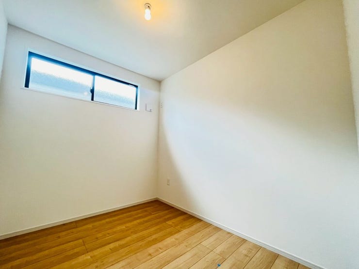 白を基調とした壁面と暖かみのある木目調の床で構成されたお部屋です。上部には横長タイプの窓が設置されており、プライバシーを確保しながら採光が得られる設計となっております。家具配置がしやすい間取りです。