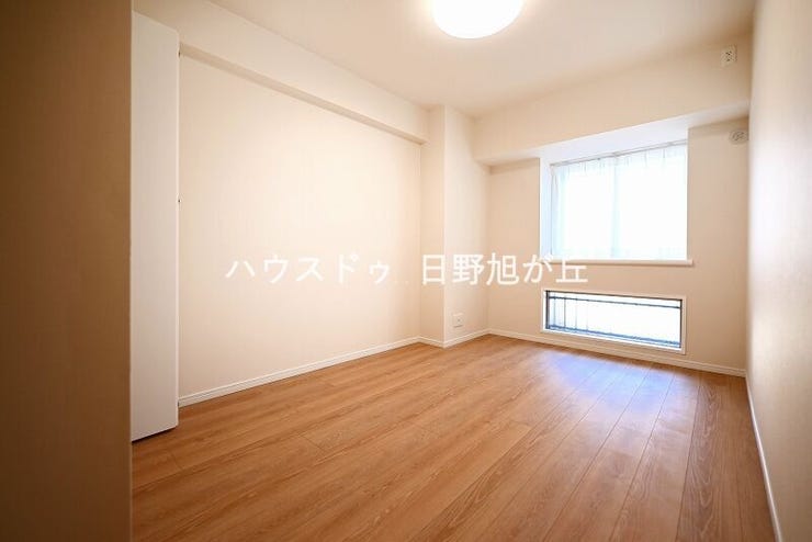 独立性の高い洋室は、子供部屋やテレワークスペースに最適。クローゼット完備で、お部屋をスッキリと保てます。心地よい光が差し込み、集中して作業や勉強に取り組める静かなプライベート空間です。