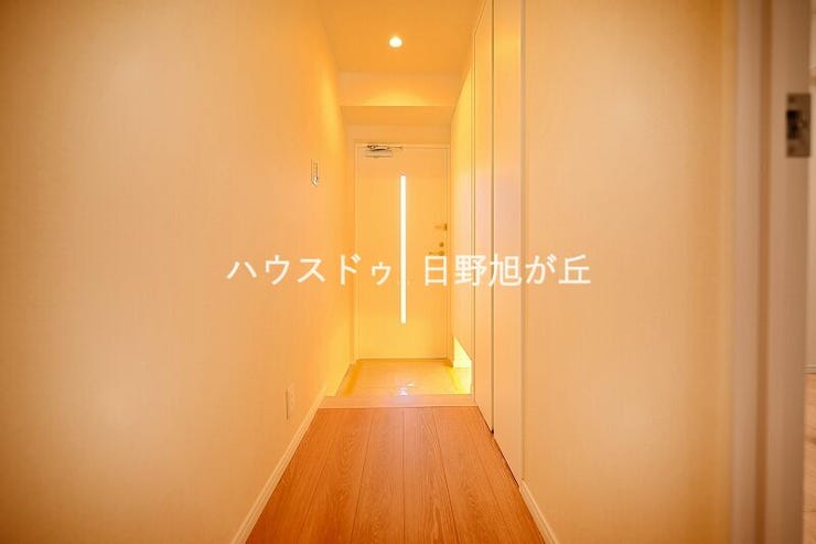 関を開けた瞬間、明るく清潔感のあるホールが家族を迎え入れます。大容量のシューズボックス完備で、散らかりがちな足元も常にスッキリ。住まいの顔にふさわしい、落ち着きと気品を感じさせるアプローチです。