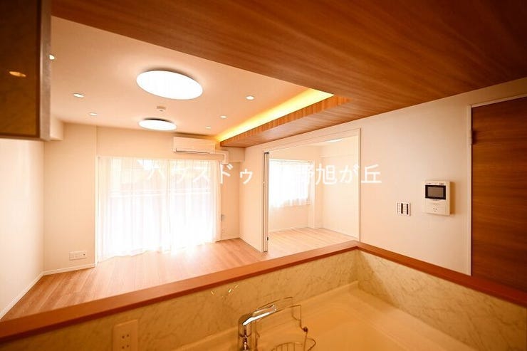 キッチンからリビング全体を見渡せる開放的な視界。お料理中も家族の気配を感じられ、小さなお子様のいるご家庭も安心です。会話が自然と弾む、家族の繋がりを大切にした設計をぜひご体感ください。