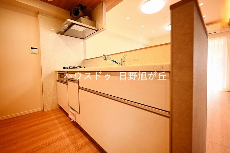 豊富な収納と広いワークトップを兼ね備えた、機能的なシステムキッチン。効率的な動線で、毎日の料理がよりスムーズに、楽しく彩られます。三口コンロなど充実の設備が、家事ラクを強力にサポートします。