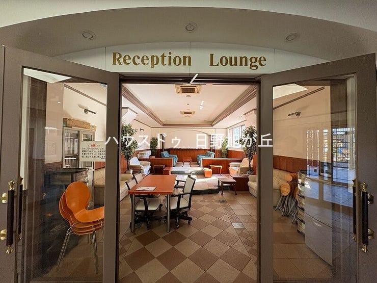 まるでホテルのような高級感漂うレセプションラウンジ。住まう方の憩いの場としてはもちろん、急な来客対応にも重宝する上質な共用空間です。グランシティならではの、ゆとりある暮らしを象徴する場所です。