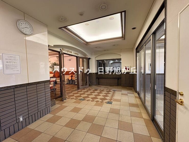 重厚感溢れる佇まいが、住まう方のステータスを満たすエントランス。オートロック完備で防犯面も安心です。毎日通る場所だからこそ、品格と安らぎを感じさせるデザインにこだわり抜かれた空間です。