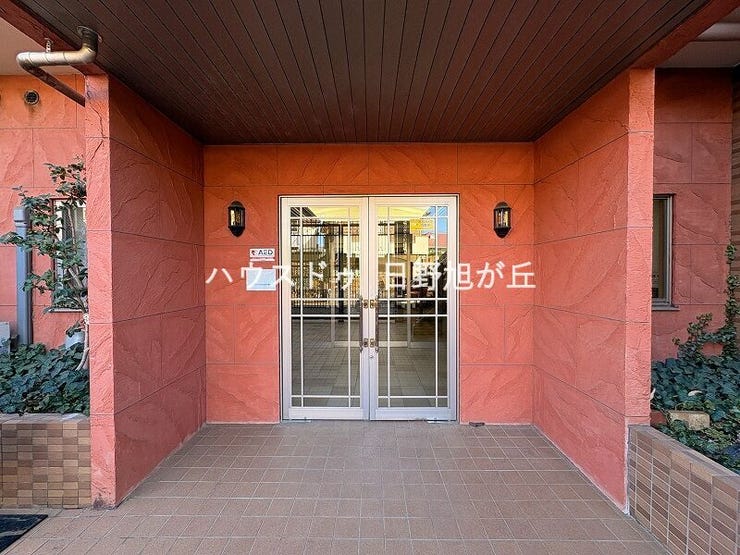 タイル貼りの美しい意匠が際立つアプローチ。管理が行き届いた清潔な空間が、マンション全体の管理体制の良さを物語ります。夜には美しくライトアップされ、帰宅する家族を優しく格調高く迎え入れてくれます。