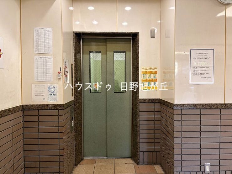 清潔に保たれた共用エレベーター。防犯カメラなどのセキュリティ面にも配慮されており、日々の移動を安全・快適にサポートします。細かな部分まで清掃が行き届いた、安心感のある住環境が魅力です。