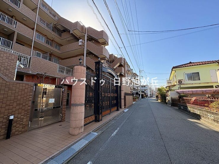 幅員にゆとりがあり、視界が開けた開放的な前面道路。